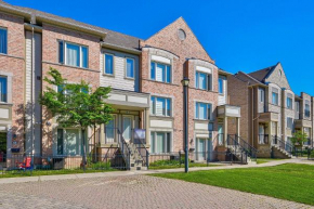 3 Bedrooms Townhouse Near Square One, Ridgeway Plaza & Toronto Airport with 2 Parkings